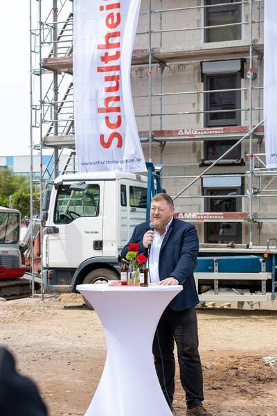 Axel Gotthardt hielt eine Rede beim Richtfest und bekam dafür viel Applaus.