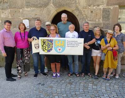 Deutsch-polnische Lichtmalerei an verschiedenen Orten im Landkreis, unter anderem in Heßdorf: der Freundeskreis Erlangen-Höchstadt/Tarnowskie Góry (Tarnowitz) mit Bürgermeister Horst Rehder (3. v. l.) 