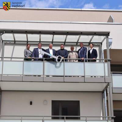 Im Anschluss an die Reden und die Schlüsselübergabe im Grünen schauten sich die Gäste auch eine der Wohnungen an und posierten auf dem Balkon noch einmal für die Presse.
