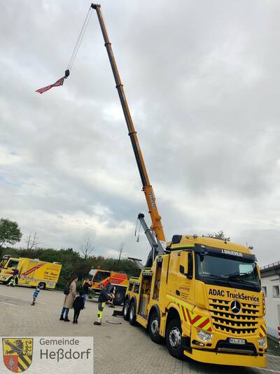 Am über 40 Meter hohen Kran der Firma Bauereiß („bekannt“ durch die Bergung von Unfallfahrzeugen auf unserem Abschnitt der A3) – wehte weithin sichtbar das Banner der Freiwilligen Feuerwehr Heßdorf.