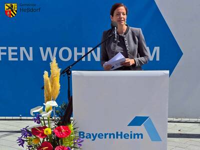 In ihrem Grußwort betonte Kristina Frank, Geschäftsführerin der Baunova Bayern, dass die BayernHeim in Heßdorf schnell, effizient und nachhaltig neuen Wohnraum geschaffen habe. 