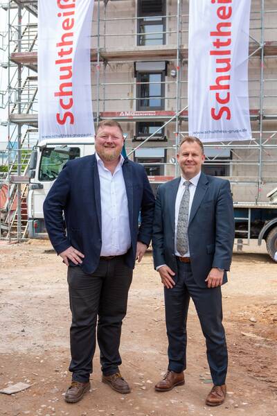 Axel Gotthardt und Frank Weber sind stolz auf den Meilenstein im Bauprojekt.