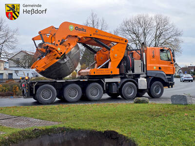 Nun machte sich das Trägerfahrzeug samt ausgehobenem Erdballen auf den Weg zum RÜB 3 am Simon-Rabl-Weg. Den ausgehobenen Erdballen nahm die Firma mit, um dort das entstehende Loch wieder zu verschließen - denn der Baum wird dort genauso ausgegraben, dass er samt Erdballen ausgehoben und abtransportiert wird. 