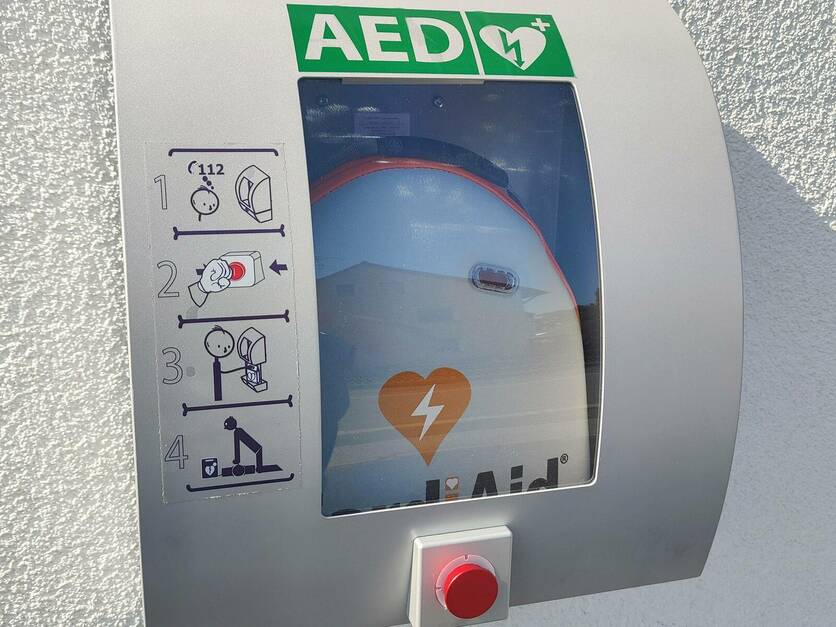 Öffentlicher Defibrillator (AED) am Sportheim Heßdorf