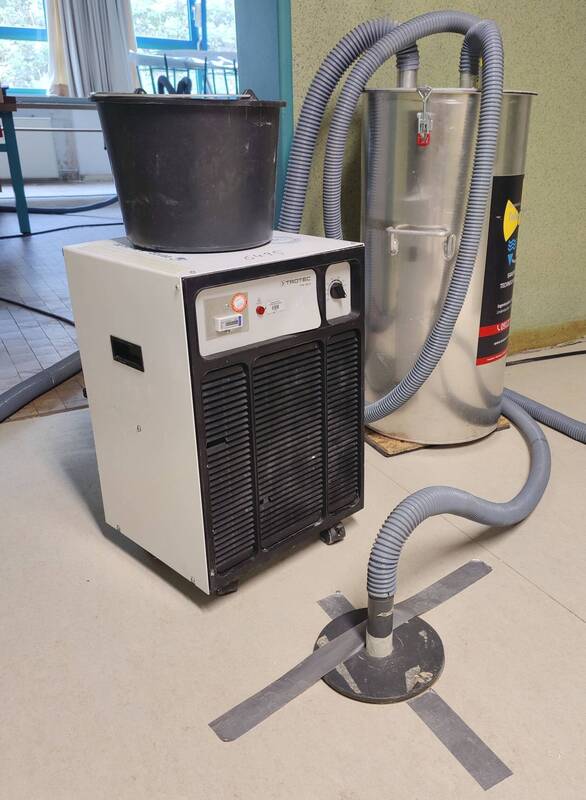 Trocknungsgerät in der Grundschule Großenseebach im September 2023