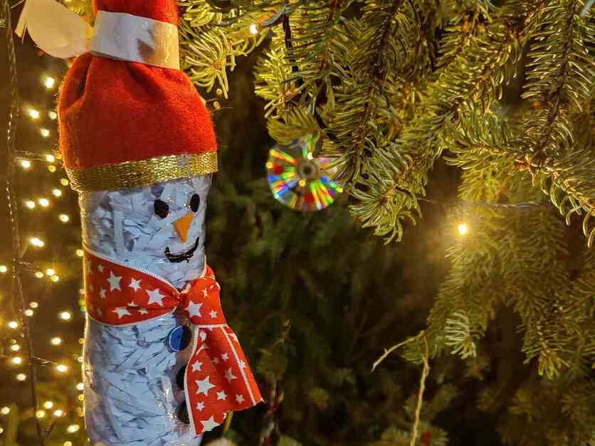 Christbaum 2021 am Dorfplatz in Hannberg mit nachhaltigem Baumschmuck