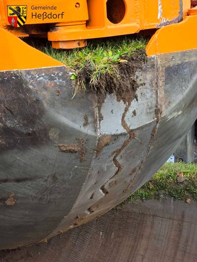 Dazu bissen sich die Zähne des Baumspatens mit einer hydraulischen Druckkraft von etwa 30 Tonnen mühelos in den Untergrund.