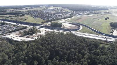 Die Autobahnanschlussstelle Erlangen West. Links im Bild die Hausausstellung im Gewerbepark, oben im Bild der Kernort Heßdorf, an dem vorbei die St2240 nach Hannberg führt.
