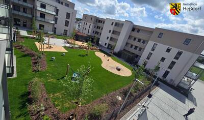 Blick vom Balkon in den Innenhof mit Spielplatz