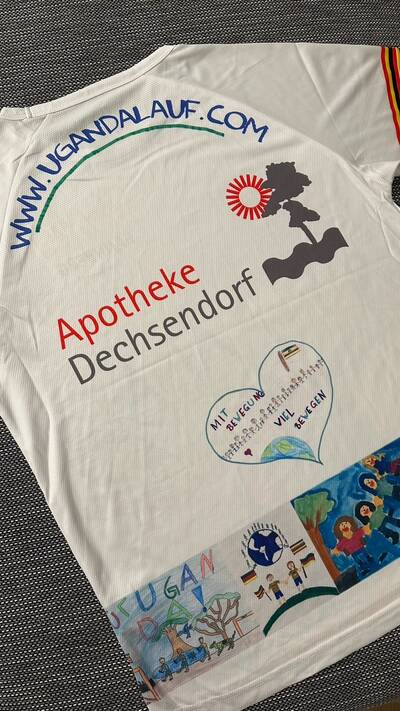 Die neuen Funktionsshirts kommen mit Zeichnungen von Schülerinnen und Schülern der Grundschulen aus Adelsdorf und Hannberg, die einen eigens dafür ausgeschriebenen Wettbewerb gewonnen hatten.