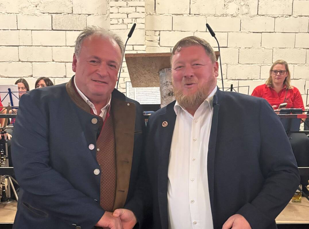 Axel Gotthardt gratuliert Walter Nussel zum 60. Geburtstag in Burgstall.