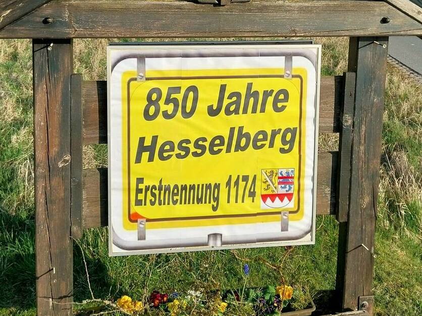 850 Jahre Hesselberg - Jubiläumsplakat am Ortseingang