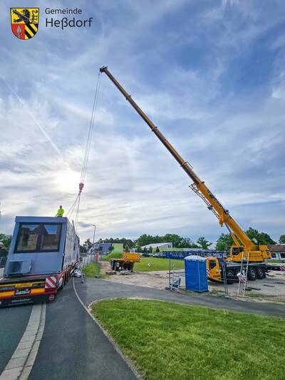 Ein 35 Meter langer Kranleger nimmt die Container dann an den Haken und ...