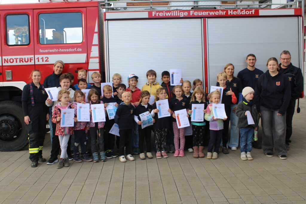 Die erfolgreichen Teilnehmerinnen und Teilnehmer der Kinderflamme gemeinsam mit den ehrenamtlichen Helferinnen und Helfern der Freiwilligen Feuerwehr Heßdorf.
