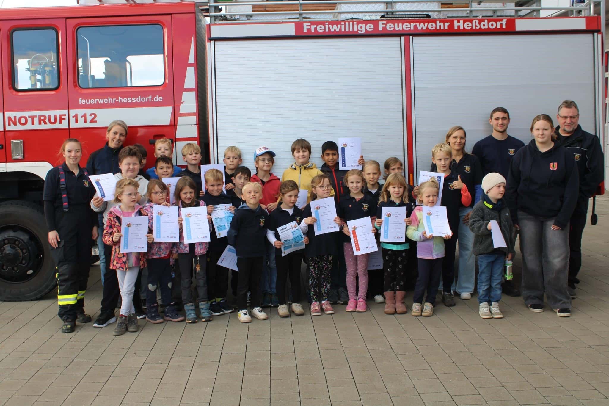 Die erfolgreichen Teilnehmerinnen und Teilnehmer der Kinderflamme gemeinsam mit den ehrenamtlichen Helferinnen und Helfern der Freiwilligen Feuerwehr Heßdorf.